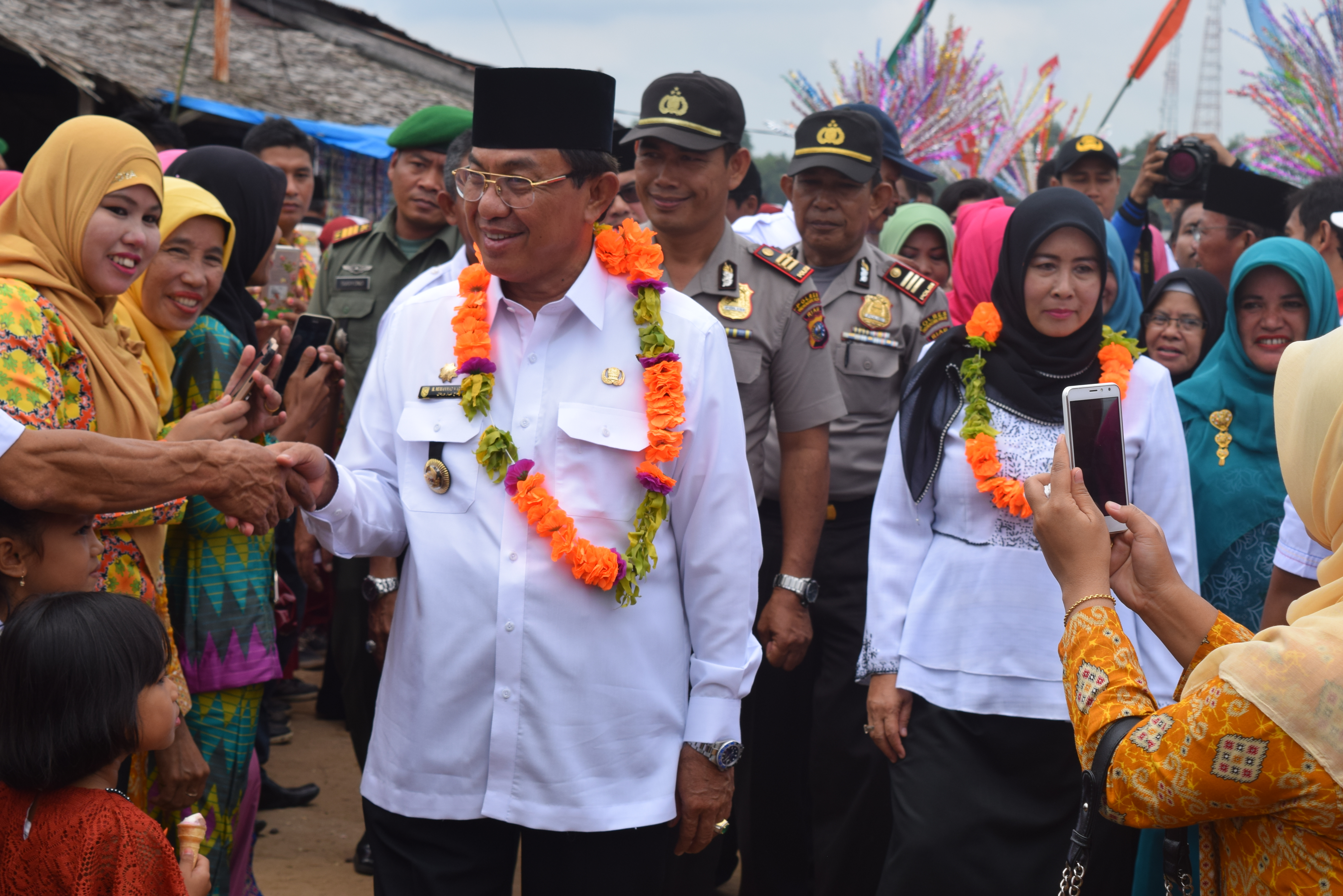 Kedatangan Bupati di dampingi Ketua TP-PKK Inhil di sambut antusias warga